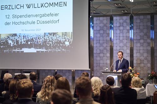 Mayor Dr. Stephan Keller brought greetings from the state capital Düsseldorf and thanked the sponsors for their impressive social commitment. 
